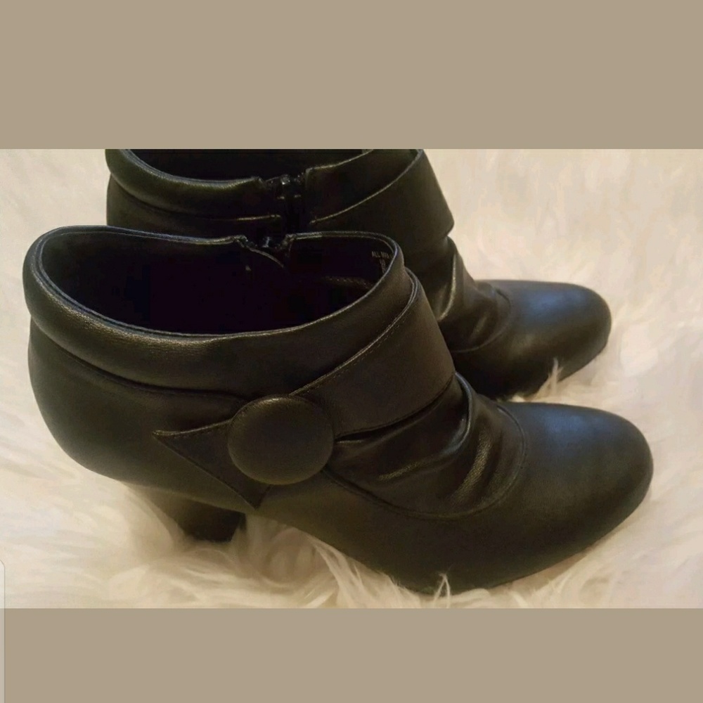 Covington Woman's Black Leather heel Ankle Boots